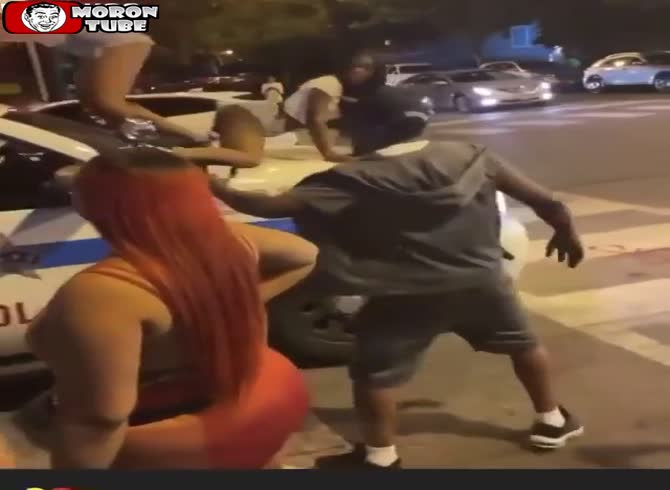Video :Girls dancing on a police car is being investigated
